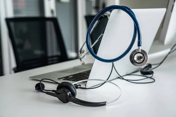 Headset e equipamentos médicos na clínica prontos para apoiar ativamente o paciente — Fotografia de Stock