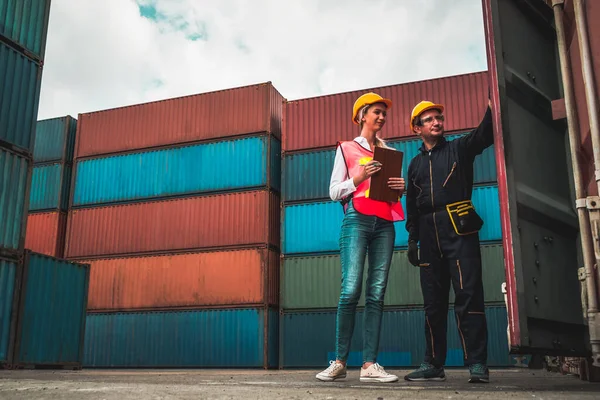 Pracovník v průmyslu spolupracuje se spolupracovníkem v zámořských loděnicích — Stock fotografie