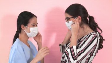 Mutlu arkadaşlar maskesini çıkarıp birbirlerine sıkıca sarılırlar.