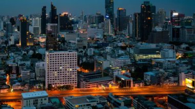 Metropolis şehir merkezindeki hızlandırılmış gece manzarası ve yüksek binalar