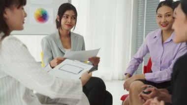 İş adamları daire içinde otururken iş projesini ustaca tartışıyor