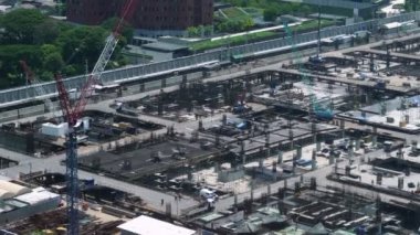 Metropolis 'te ağır inşaat makineleri olan büyük bir şantiye.