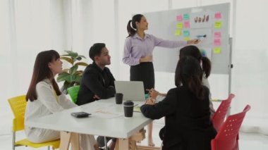 Yetenekli iş kadını takım liderinin iş projesi sunumu