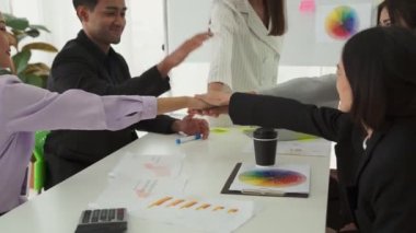 İş adamları proje başarısını ofis işyerinde başarıyla kutladılar