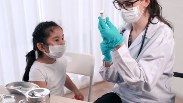 School meisje bezoekt bekwame arts in het ziekenhuis voor vaccinatie — Stockvideo