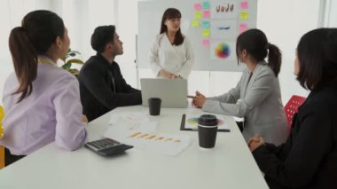 İş kadını, iş projesinde yeterlilikle yer alırsa ekipten kutlamalar aldı