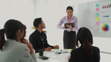 Yetenekli iş kadını takım liderinin iş projesi sunumu