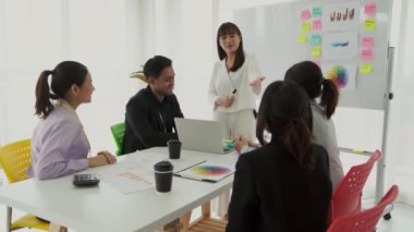 Yetenekli iş kadını takım liderinin iş projesi sunumu