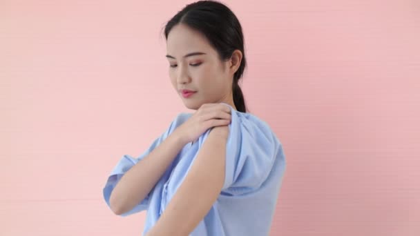 Wanita Asia muda menunjukkan perban vaksin COVID-19 dengan gembira — Stok Video