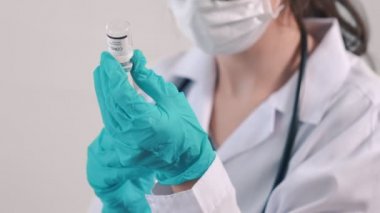 Genç adam, aşı için yetenekli doktoru hastanede ziyaret ediyor.