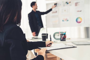 İş kadını toplantı yapıyor. Ofis odasında kağıt yazıyor. .