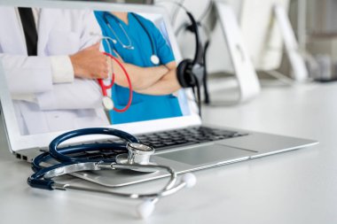Doktorun hastayla aktif olarak konuşması için internet üzerinden teletıp görüntüsü