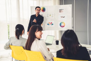 İş adamları daire içinde otururken iş projesini ustaca tartışıyor