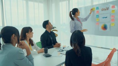 Yetenekli iş kadını takım liderinin iş projesi sunumu