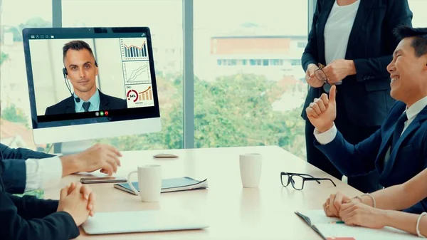 Videoopkald gruppe forretningsfolk møde på virtuel arbejdsplads eller fjernbetjening kontor - Stock-foto