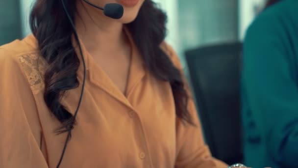 Vezetékes fülhallgatót viselő üzletasszony aktívan dolgozik az irodában