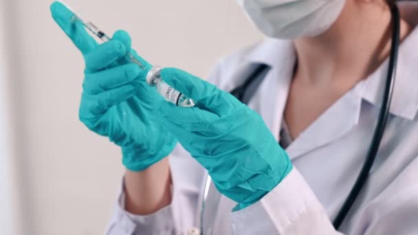 Vakkundige arts bereidt het vaccin vakkundig voor injectie voor — Stockvideo
