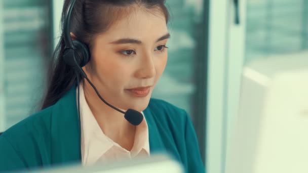 Pengusaha wanita mengenakan headset bekerja aktif di kantor — Stok Video