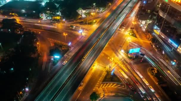 Промежуток времени на перекрестке оживленных дорог в центре мегаполиса ночью — стоковое видео