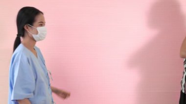 Mutlu arkadaşlar maskesini çıkarıp birbirlerine sıkıca sarılırlar.