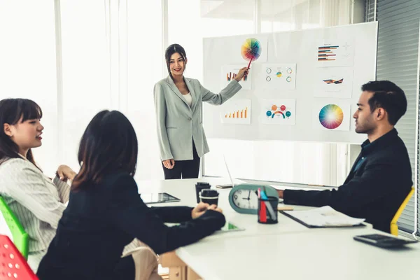 La gente de negocios discute hábilmente el proyecto de trabajo mientras se sienta en círculo —  Fotos de Stock