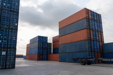 Denizaşırı nakliye için ağır makineli kargo konteynırı. .