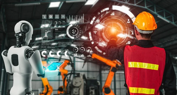 Механізований промисловий робот і працівник, який працює разом на майбутньому заводі — стокове фото