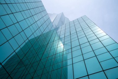 Soyut bir arkaplan arayan modern yüksek katlı ofis binası