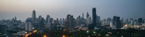 Paisagem urbana noturna e edifícios altos no centro da cidade de metrópole — Fotografia de Stock