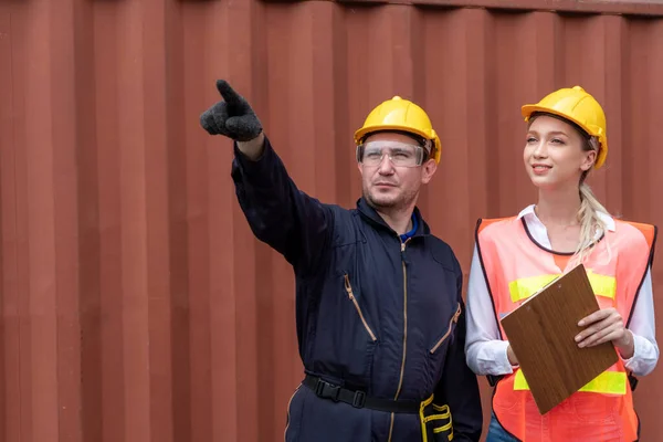 Travailleur industriel travaille avec son collègue à la cour de conteneurs d'expédition outre-mer — Photo