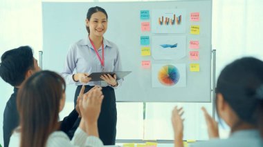 Yetenekli iş kadını takım liderinin iş projesi sunumu