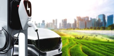 Yeşil enerji ve ekolojik güç kavramında elektrikli araba şarj istasyonu