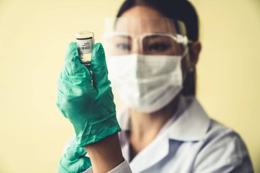 Yetenekli doktor aşıyı enjeksiyondan önce yeterince hazırlayın.
