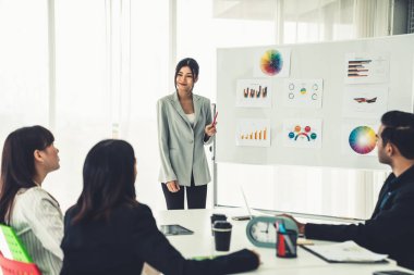 İş adamları daire içinde otururken iş projesini ustaca tartışıyor