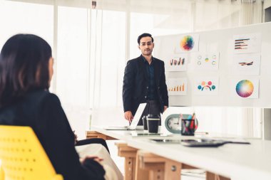 İş adamları daire içinde otururken iş projesini ustaca tartışıyor