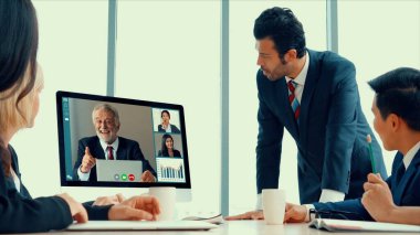 Sanal işyerinde ya da ücra bir ofiste grup iş adamları buluşması