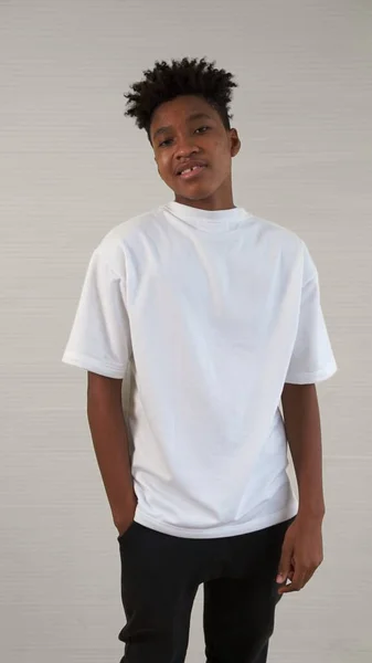 Porträtt av unga afroamerikanska tonåring posera glatt i studio — Stockfoto