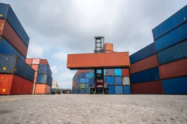 Denizaşırı nakliye için ağır makineli kargo konteynırı. .