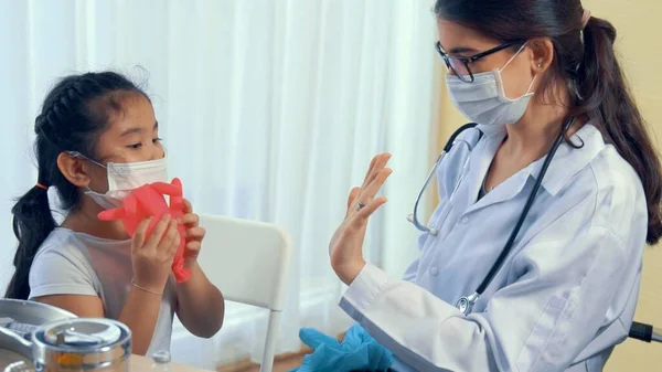 Niña de la escuela visita al hábil médico en el hospital para vacunarse — Foto de Stock