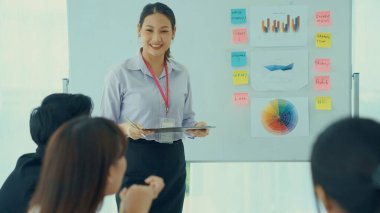 Yetenekli iş kadını takım liderinin iş projesi sunumu