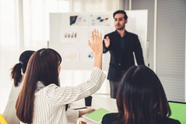 İş adamları daire içinde otururken iş projesini ustaca tartışıyor