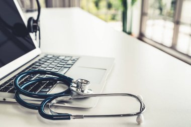 Klinikteki kulaklık ve doktor ekipmanları hasta için aktif destek için hazır.