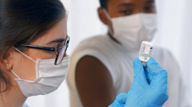 Genç adam, aşı için yetenekli doktoru hastanede ziyaret ediyor.