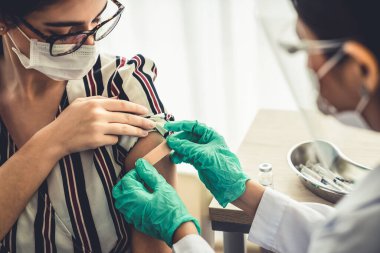 Genç bayan, aşı için yetenekli doktoru hastanede ziyaret ediyor.