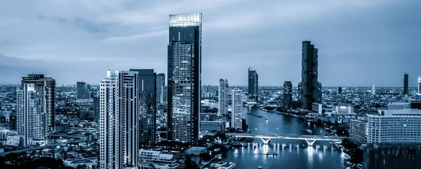 Paisagem urbana com filtro azul e edifícios altos no centro da cidade de metrópole — Fotografia de Stock