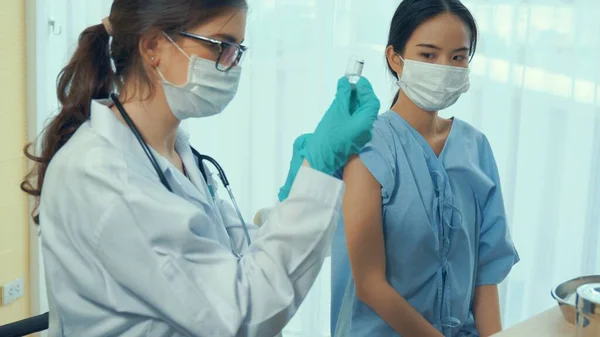 Jonge vrouw bezoekt bekwame arts in ziekenhuis voor vaccinatie — Stockfoto