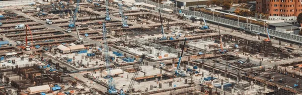 Großbaustelle mit schweren Baumaschinen in Metropolen — Stockfoto