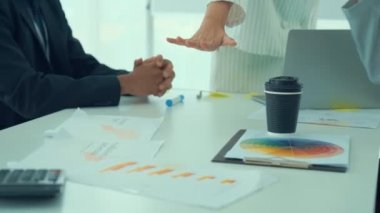 İş adamları proje başarısını ofis işyerinde başarıyla kutladılar