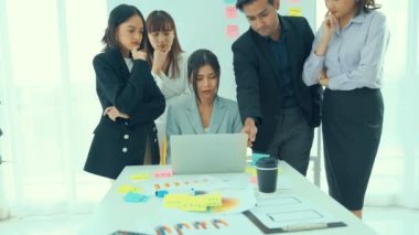 İş adamları iş projesini bilgisayarda yeterince tartıştılar