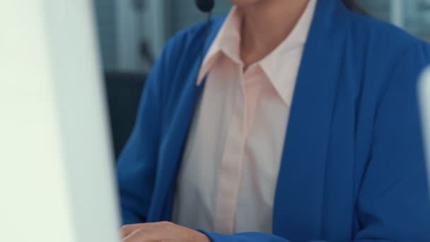 Empresaria con auriculares trabajando activamente en la oficina — Vídeo de stock